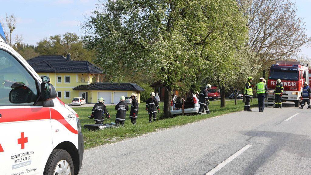 Roßbach: Auto gegen Baum