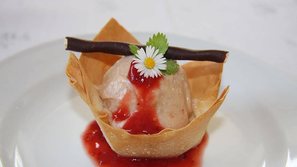 Das Spargel-Rhabarber-Eis schmeckt perfekt mit Erdbeeren.