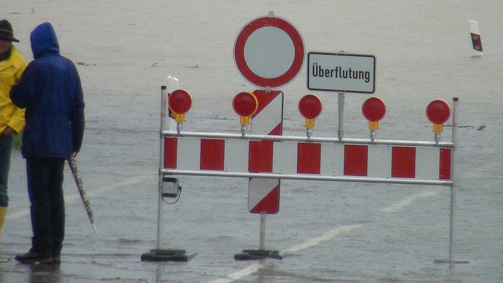 Grabenstätt: A8 überflutet