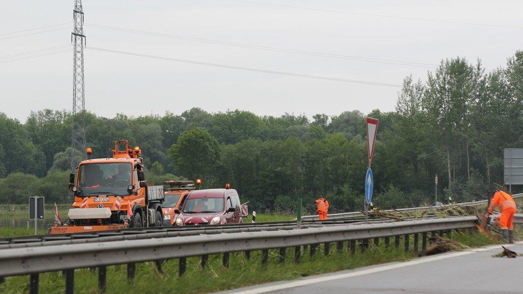 Aufräumarbeiten an der A8