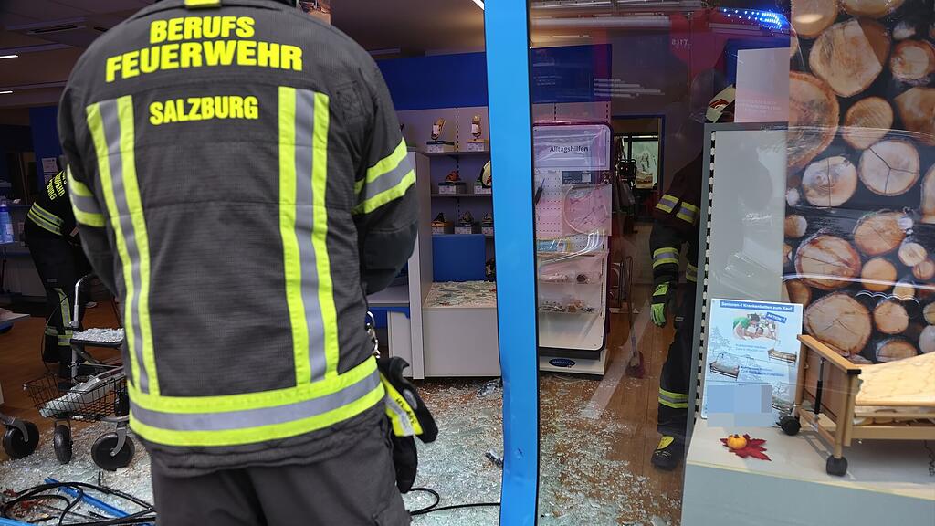 Auto gegen Auslagenscheibe