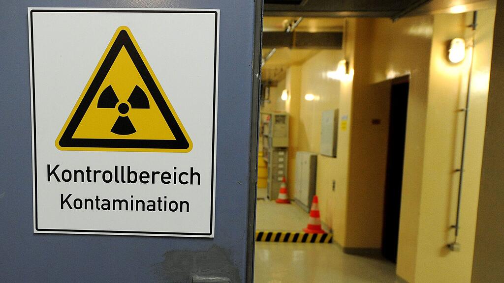 Im Atomkraftwerk Zwendendorf warnt ein Schild vor Kontamination.
