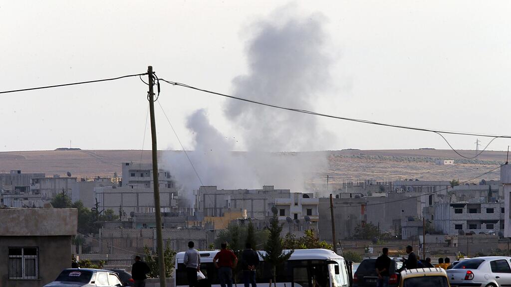 Download von www.picturedesk.com am 30.09.2014 (06:58). 
epa04423320 Smoke rises after an apparent Islamic State (IS) attack in Kobane, Syria, as seen from near Sanliurfa, Turkey, 29 September 2014. The Turkish government says about 140,000 people fled Kurdish villages in northern Syria to escape an ongoing multi-pronged attack by the Islamic State (IS) militant group. EPA/SEDAT SUNA - 20140929_PD3091