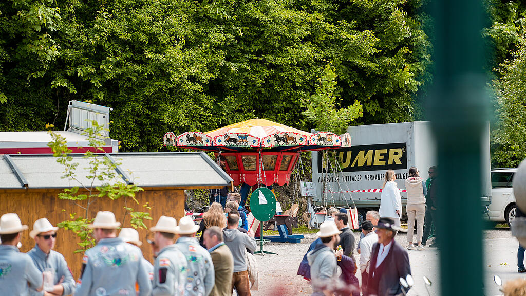 Maibaumaufstellen beim Gasthof Maria Plain