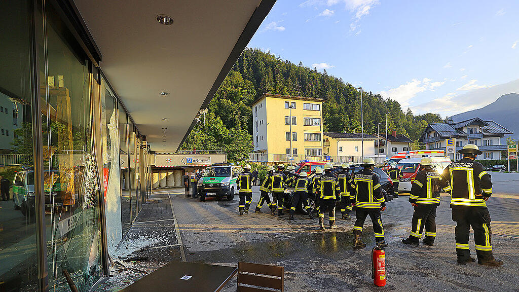 Bad Reichenhall: Auto kracht in Schaufenster