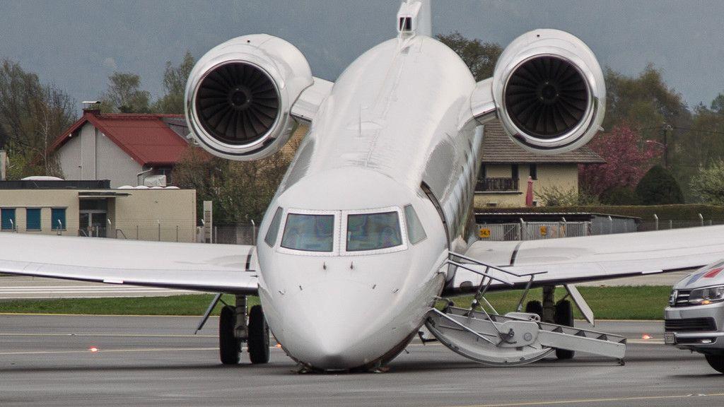 Salzburg Airport: Flugzeugfahrwerk knickt nach Rücklandung ein
