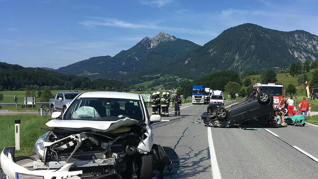Beide Fahrzeuge wurden schwer beschädigt.