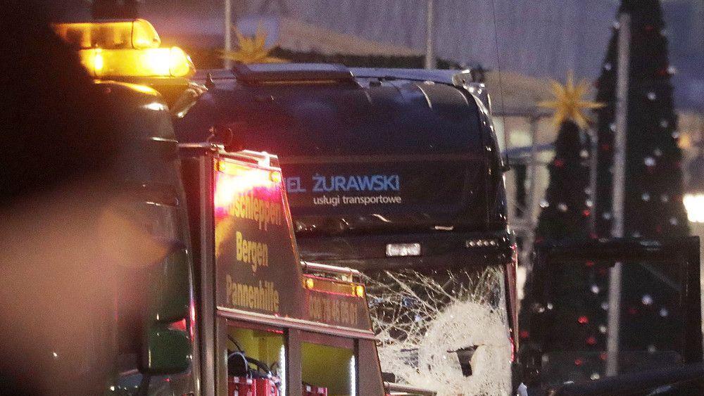 Lkw rast in Weihnachtsmarkt: Spurensicherung