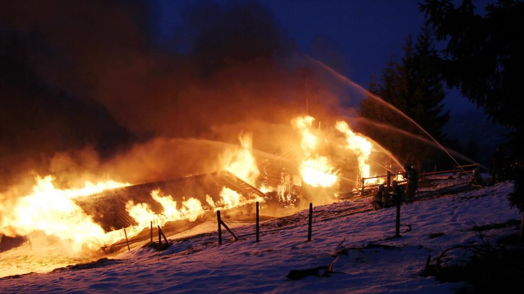 Ederalm in Saalbach-Hinterglemm in Vollbrand, III