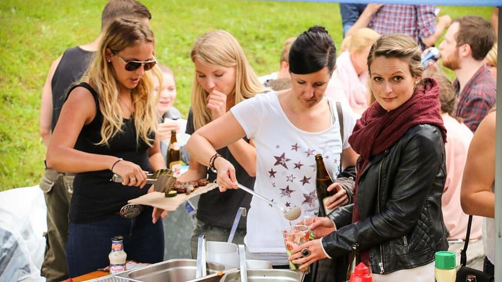 Die FH Studis wurden auch mit Leckerem vom Grill verwöhnt.