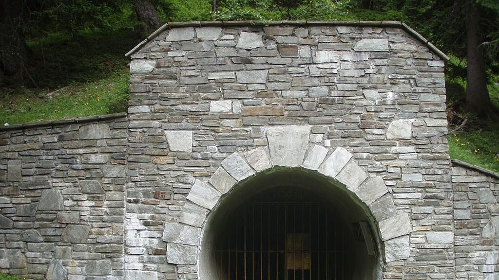 Im Wald etwas oberhalb von Kolm Saigurn träumt das Imhof-Tunnelportal einsam von geschäftigeren Tagen.