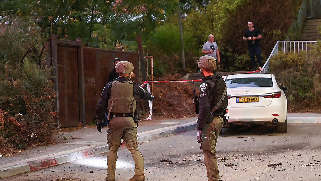 Soldaten inspizieren einen Raketeneinschlag in Kiryat Shmona