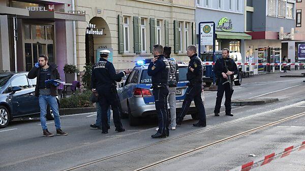 Der Autolenker fuhr mehrere Fußgänger an