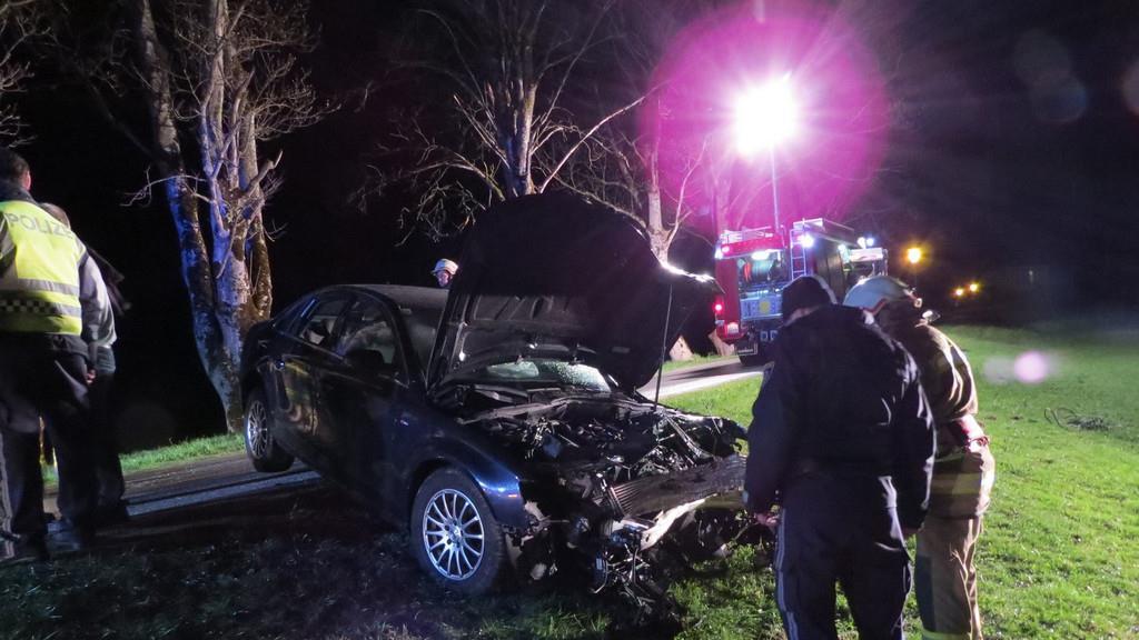 Auto knallt in Bramberg gegen Baum