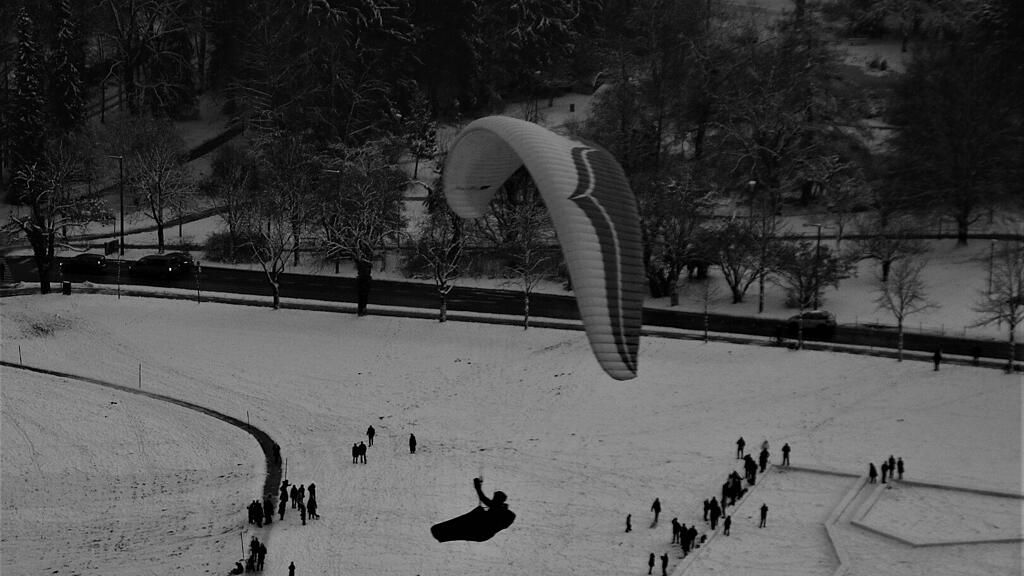 1. Adventlichterlflug der Paragleiter \u00fcber der Stadt Salzburg