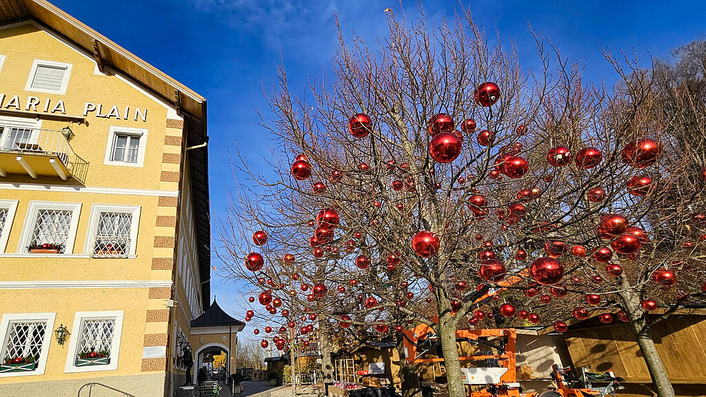 Aufbau des Plainer Christkindlmarkts in Bergheim