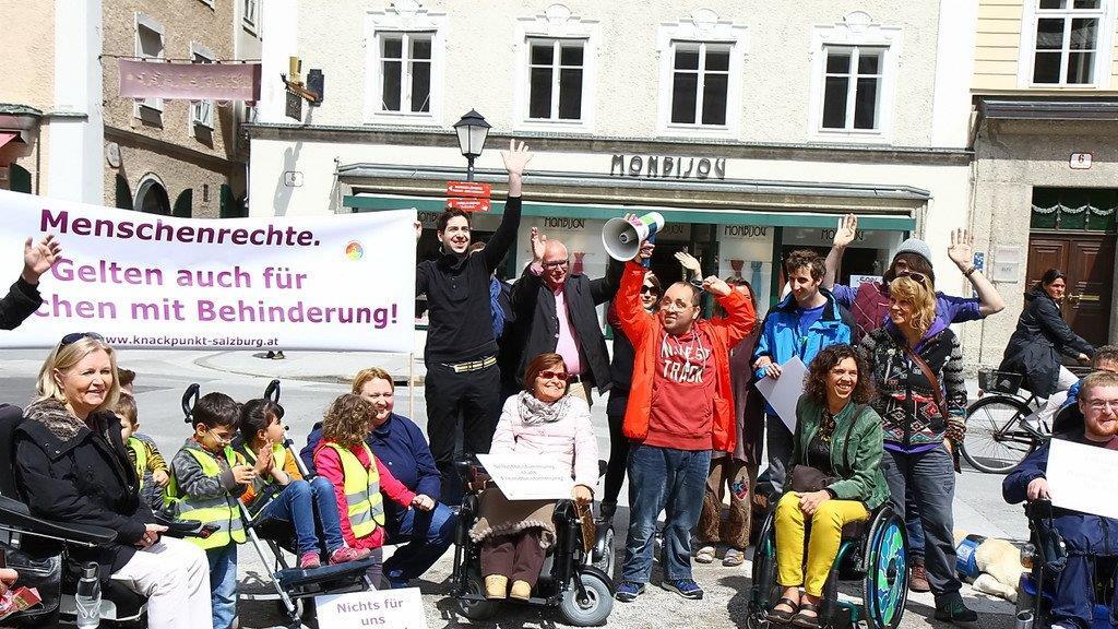 Menschenkette am Residenzplatz