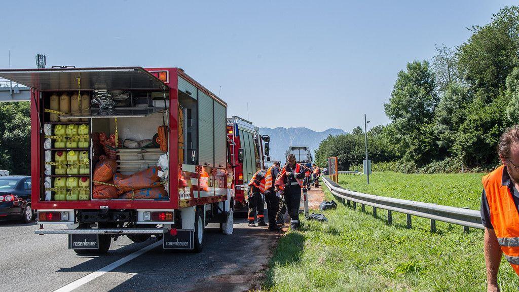 Lkw verliert Hydrauliktank auf A1