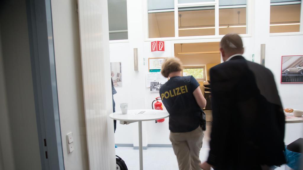 Nach dem Missverständnis streitet man sich um die Schuldfrage.