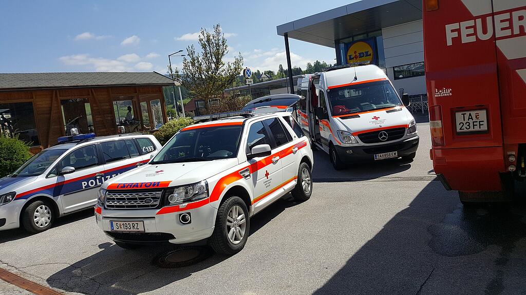 Im Einsatz war ein Sanitätsteam sowie ein Notarzt. (Symbolbild)