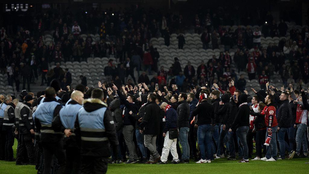 Fußballfans stürmten in Lille den Rasen