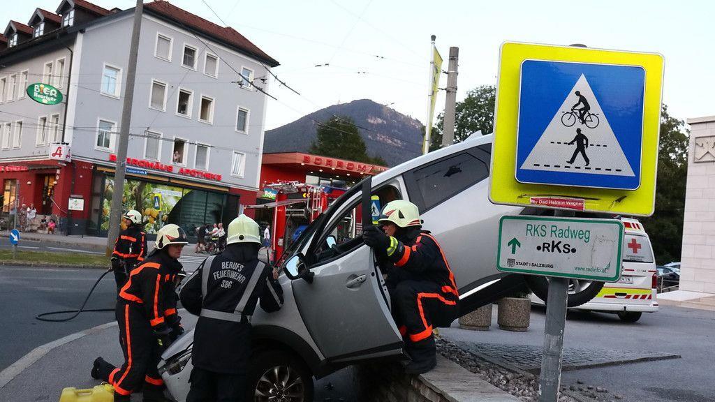 Pkw kracht über Steinmauer