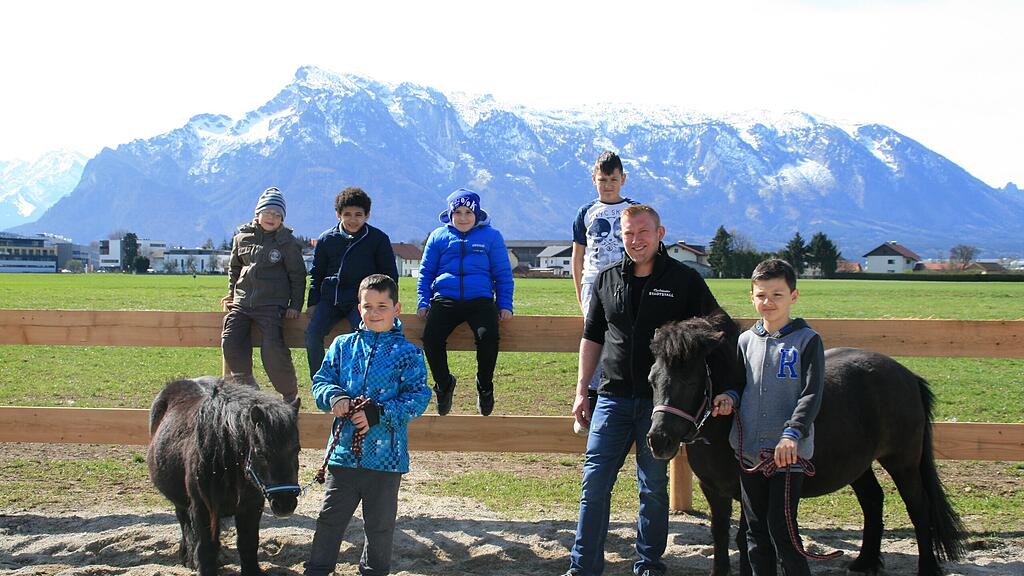 Christian Huber zusammen mit den Schülern und den Ponys Susi und Bonyta