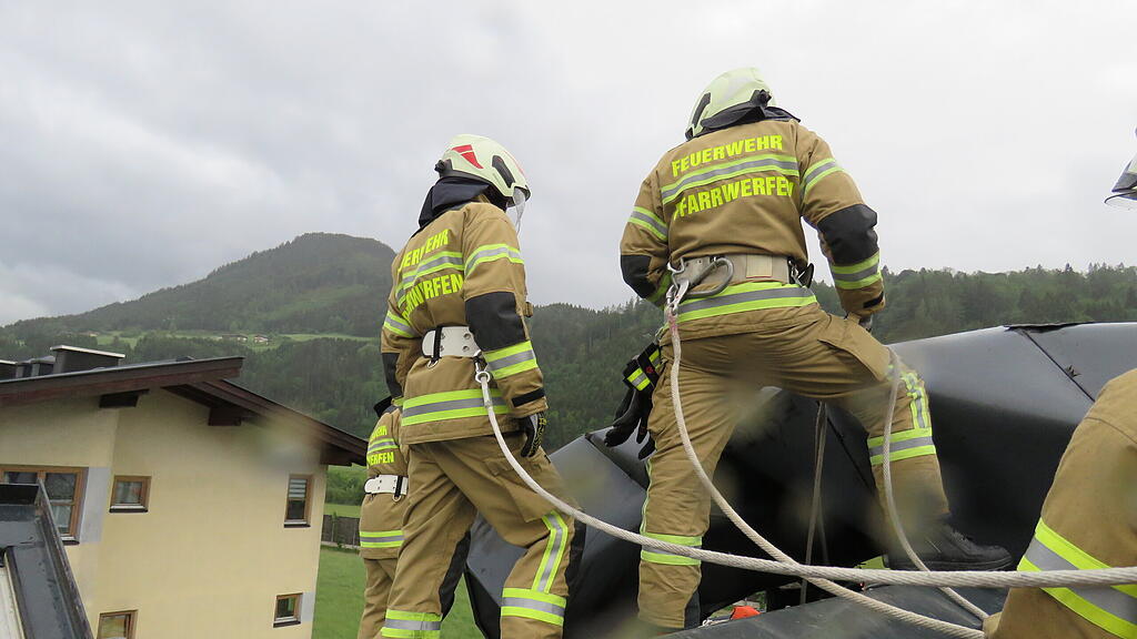 Sturmeinsatz Pfarrwerfen, abgedecktes Dach