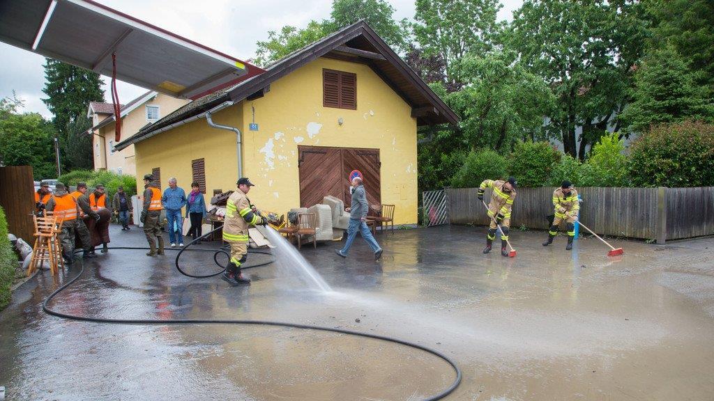Aufräumarbeiten in Oberndorf, I