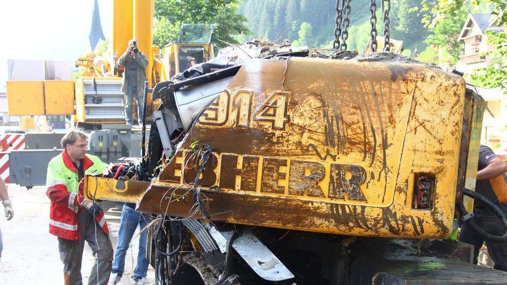 Bagger in Hüttau geborgen