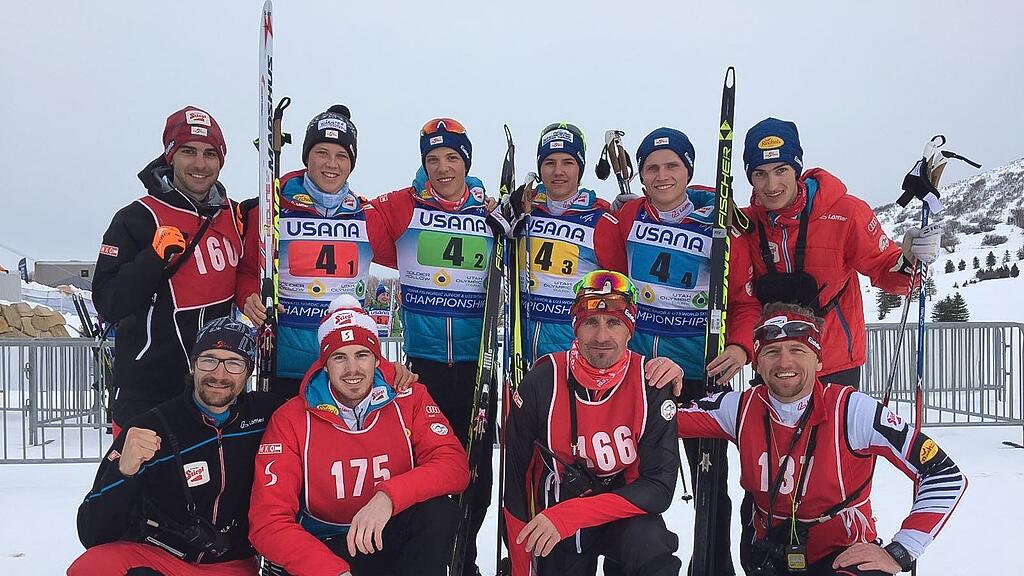 Marc-Luis Rainer (3.v.l., oben) freut sich mit seinem Team über die Goldmedaille.