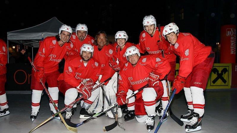 Eishockey-Charity am Mozartplatz