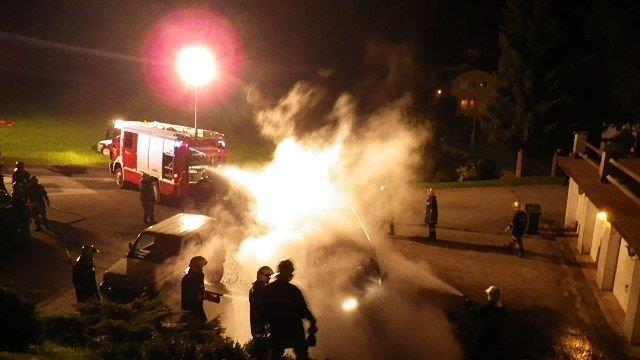 Pkw brennt völlig aus