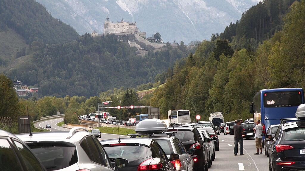Stau auf der A10 am Montagmorgen im Pongau Höhe Helbersbergtunnel.