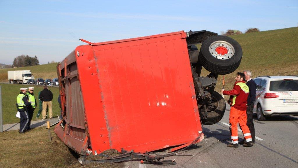 Bier-Lkw kippt um