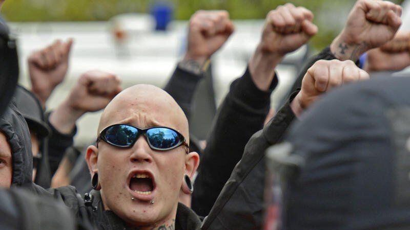 Gesetzesänderung stuft Gebrauch von Nazi-Symbolen nicht immer als Verbrechen ein