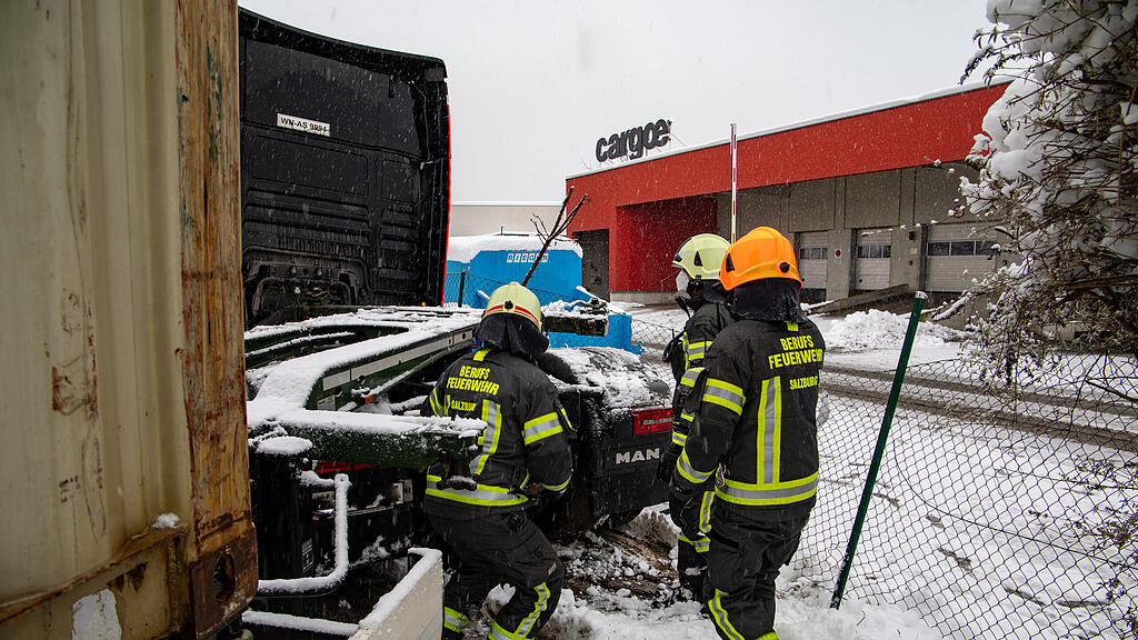 Lkw steckt fest