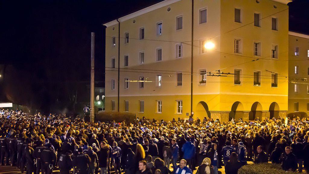 Schalke-Fanmarsch in Salzburg: Anhänger geraten in Rage