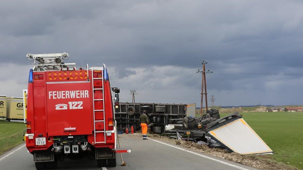 Niklas: Lkw kippt auf B156 um