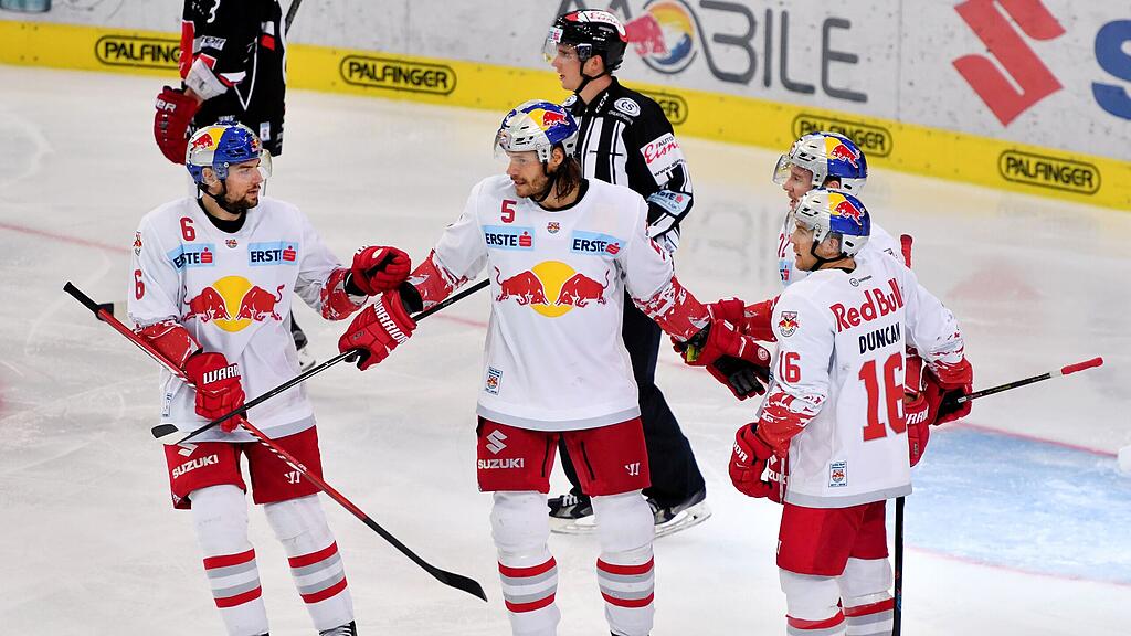 Thomas Raffl (Mitte) traf zwei Mal an diesem Spieltag.