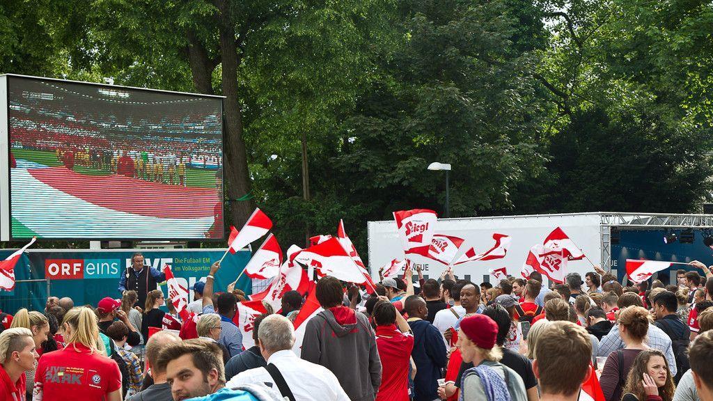 Volle Fan-Zone im Volksgarten