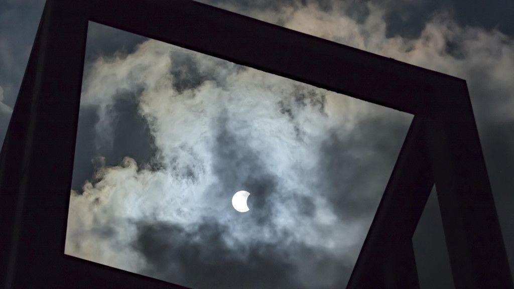 Menschen von Sonnenfinsternis fasziniert