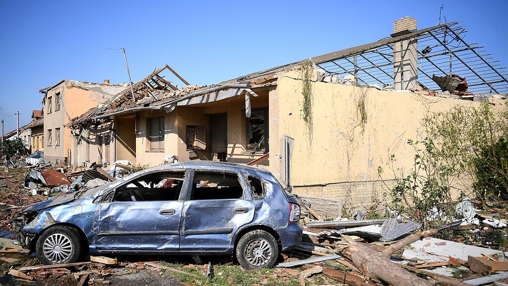 Sch\u00e4den nach Tornado in Tschechien