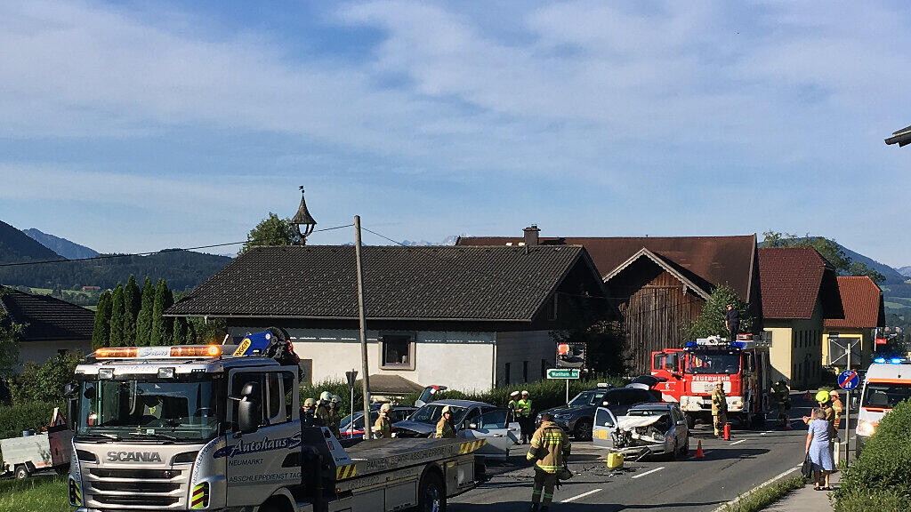 Die Unfallstelle entlang der B1 im Henndorfer Ortsteil Hankham.