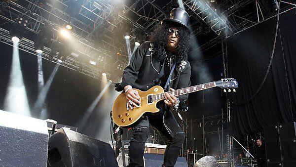 Gitarrist Slash will es noch einmal mit Sänger Axl Rose versuchen