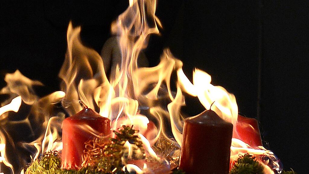 Brennender Adventkranz