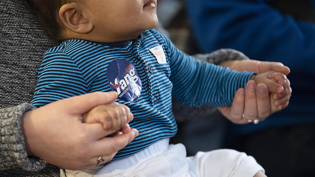 Das Baby nahm am Körper zu tragen liegt im Trend