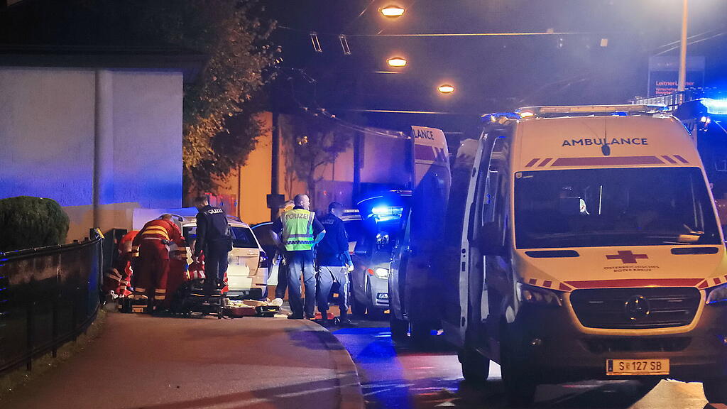 Auto kollidiert auf Hellbrunner Straße mit Hauswand