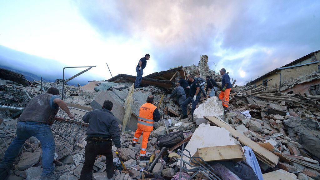 Mehrere Tote und schwere Zerstörungen bei Erdbeben in Italien