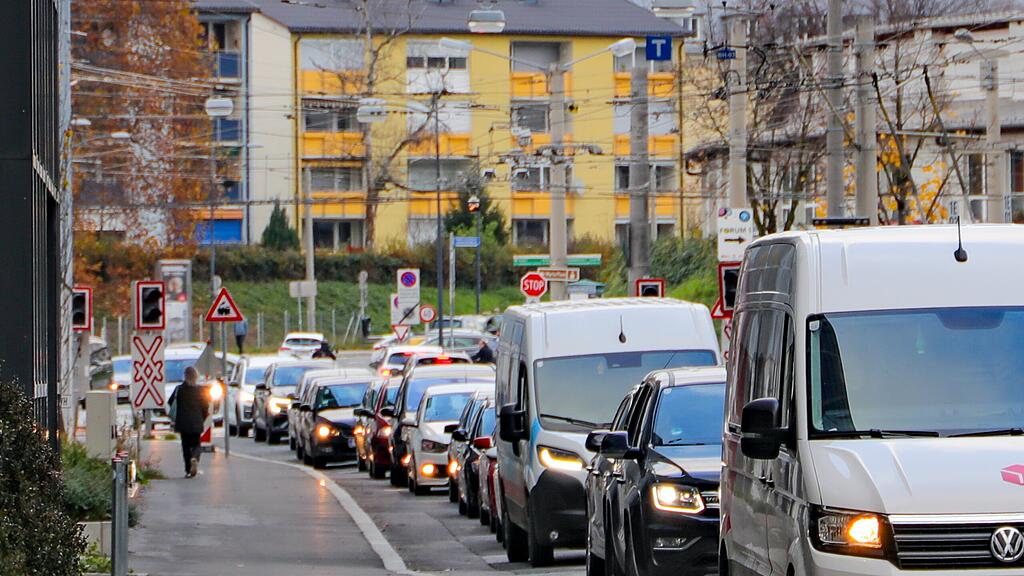 Lokalbahn und Pkw kollidieren in der Stadt Salzburg